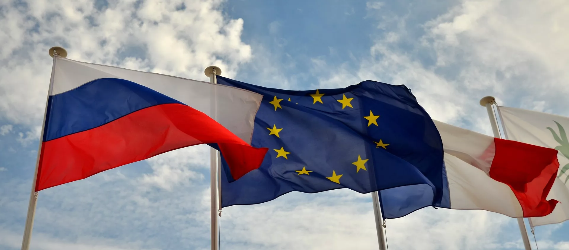 Флаги России, ЕС, Франции и герб Ниццы на набережной Ниццы - 俄羅斯衛星通訊社, 1920, 04.11.2017