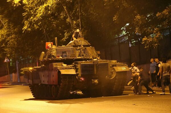 劫持一座跨博斯普鲁斯海峡桥梁的土耳其叛军投降 - 俄罗斯卫星通讯社