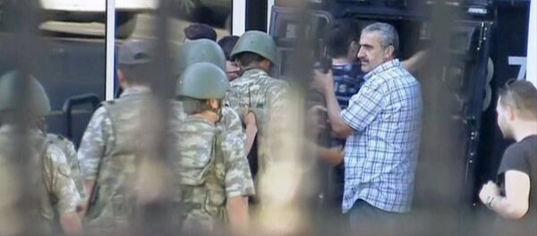 媒体：约200名没有武装的军人在土耳其首都向警方投降 - 俄罗斯卫星通讯社