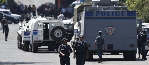 媒体：占领埃里温警察局的武装团伙释放一名人质 - 俄罗斯卫星通讯社