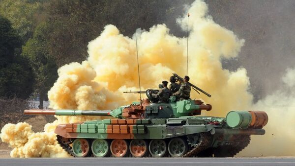 老撾軍人在閱兵式上展示了從俄羅斯運來的T-72坦克 - 俄羅斯衛星通訊社