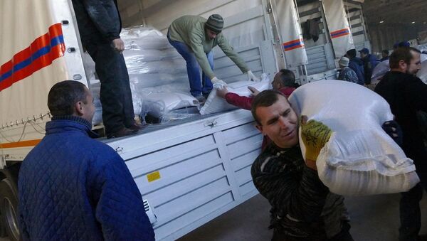 俄紧急情况部人道主义车队抵达顿涅茨克并开始卸货 - 俄罗斯卫星通讯社