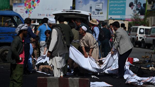 Люди несут тела убитых с места взрыва в Кабуле - 俄罗斯卫星通讯社