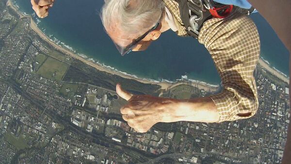 新加坡老者跳伞庆祝90 岁寿辰 - 俄罗斯卫星通讯社