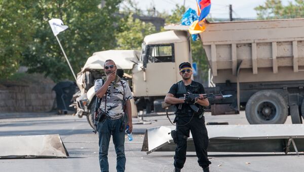 Журналисты побывали на территории захваченного полка ППС в Ереване - 俄罗斯卫星通讯社