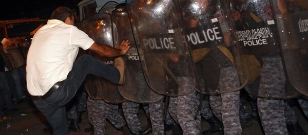 Ситуация близ захваченного в Ереване здания полка полиции Ситуация близ захваченного в Ереване здания полка полиции - 俄罗斯卫星通讯社