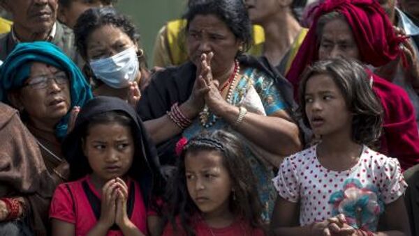 Местные жители молятся, стоя в очереди за гуманитарной помощью в Непале - 俄罗斯卫星通讯社