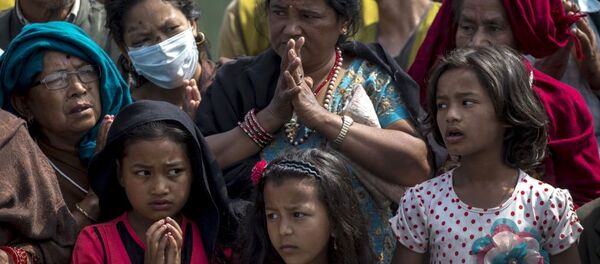 Местные жители молятся, стоя в очереди за гуманитарной помощью в Непале - 俄罗斯卫星通讯社
