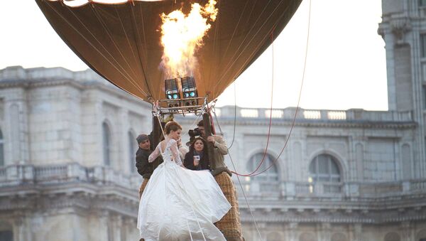 Свадебная церемония на воздушном шаре у здания парламента в Бухаресте, Румыния - 俄羅斯衛星通訊社