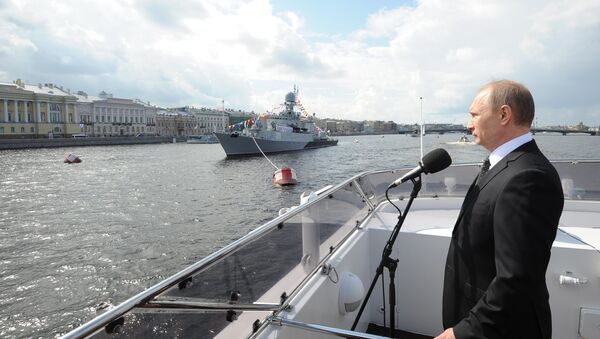 Президент РФ В. Путин принимает участие в праздновании Дня ВМФ в Санкт-Петербурге - 俄羅斯衛星通訊社