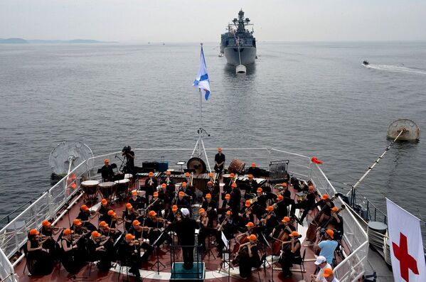 马林斯基大剧院交响乐团在瓦良格号巡洋舰上演出 - 俄罗斯卫星通讯社