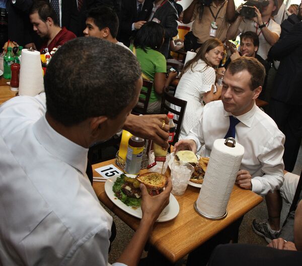 梅德韋傑夫與奧巴馬吃漢堡包 - 俄羅斯衛星通訊社