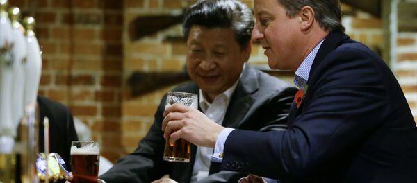 卡梅伦与习近平喝啤酒 - 俄罗斯卫星通讯社