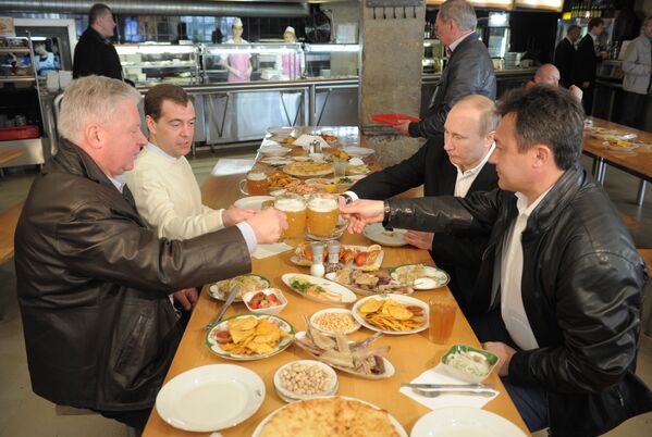 普京與梅德韋傑夫和啤酒 - 俄羅斯衛星通訊社