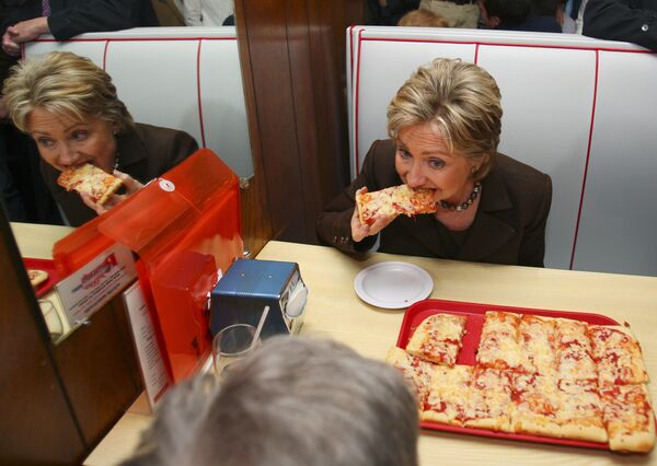 希拉里克林頓吃披薩 - 俄羅斯衛星通訊社