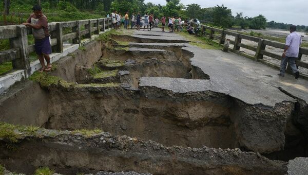 印度大水冲垮桥梁事件中至少14人死40人失踪 - 俄罗斯卫星通讯社