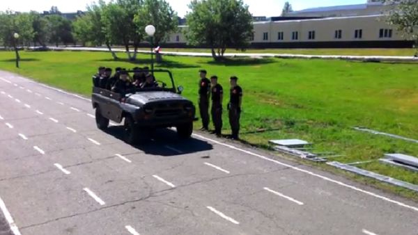 90 秒钟拆卸UAZ 车 - 俄罗斯卫星通讯社
