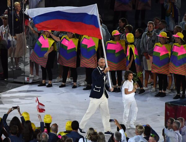 俄罗斯代表团旗手是2012年奥运会冠军、排球运动员谢尔盖·捷秋辛。 - 俄罗斯卫星通讯社