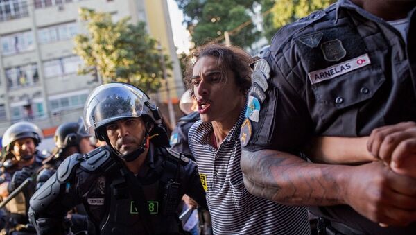 里約警方用催淚瓦斯驅散馬拉卡納體育場外示威群眾 - 俄羅斯衛星通訊社