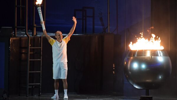 2004年雅典奧運會銅牌得主範德萊·科代羅·德利馬點燃2016年里約奧運會聖火 - 俄羅斯衛星通訊社