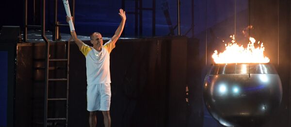 2004年雅典奥运会铜牌得主范德莱·科代罗·德利马点燃2016年里约奥运会圣火 - 俄罗斯卫星通讯社