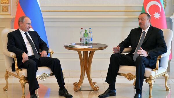 Президент России Владимир Путин (слева) и президент Азербайджана Ильхам Алиев во время встречи в государственной резиденции Загульба - 俄罗斯卫星通讯社