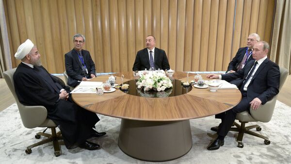 俄羅斯總統普京、阿塞拜疆總統阿利耶夫和伊朗總統魯哈尼 - 俄羅斯衛星通訊社