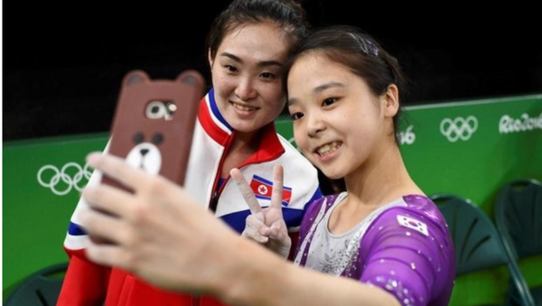 朝鲜与韩国体操运动员共同合照自拍 - 俄罗斯卫星通讯社