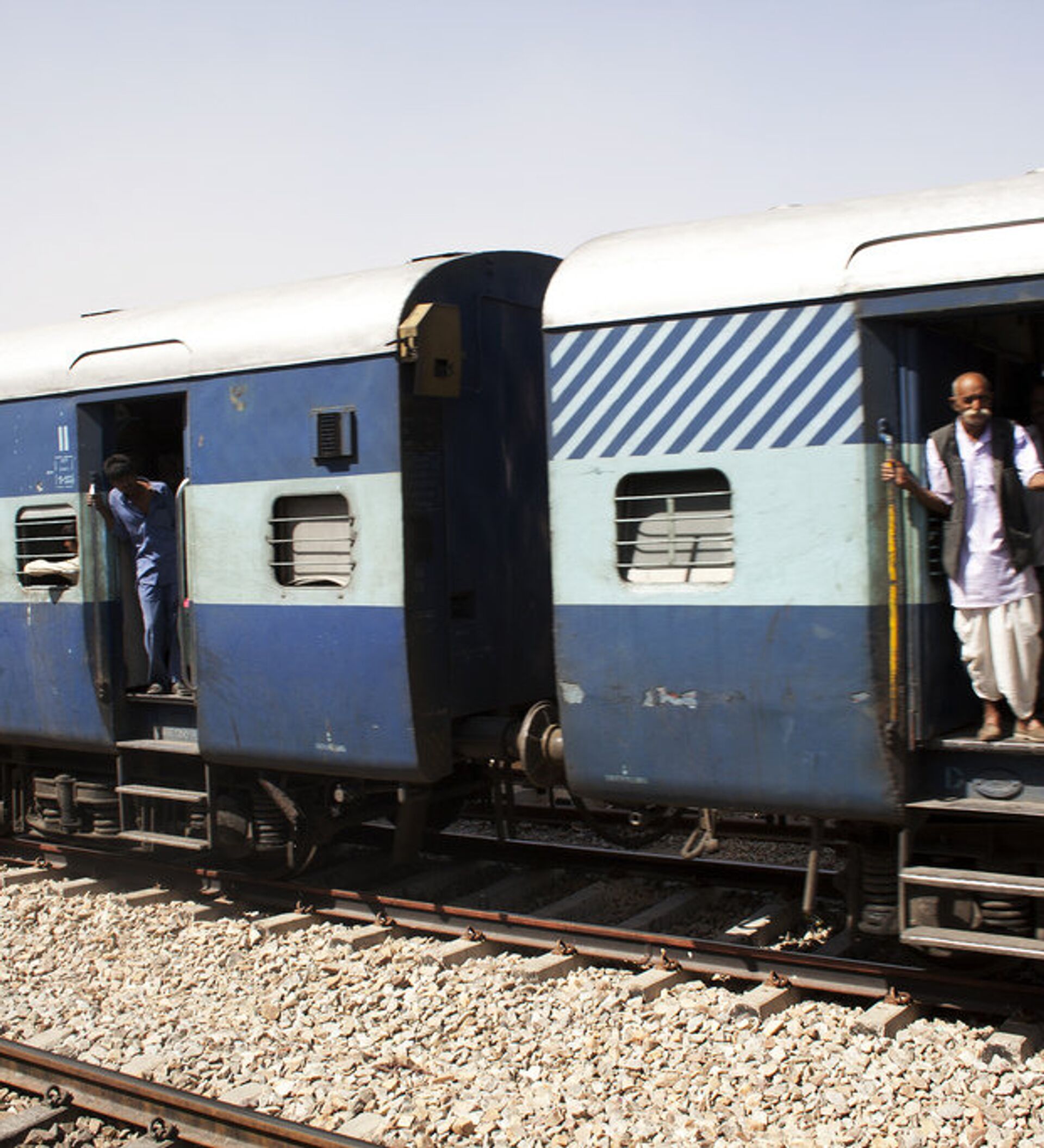 【照理说事】印度上演铁路惊魂！印度火车刹车失灵滑行10KM，游客称神体验_哔哩哔哩_bilibili