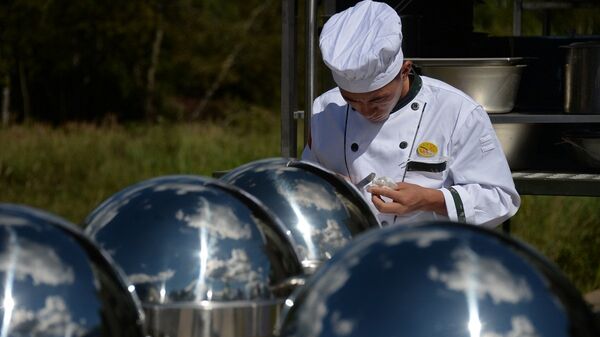 俄防长品尝国际军事比赛部队炊事员烹调比赛的食品 - 俄罗斯卫星通讯社