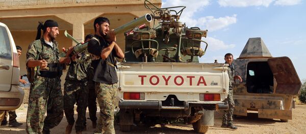 Отряд из курдских и арабских военных перед наступлением на город Манбидж в Сирии - 俄罗斯卫星通讯社