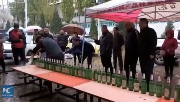 一名中国男子半分钟打破 40个啤酒瓶 - 俄罗斯卫星通讯社