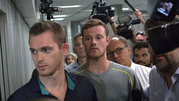 美国游泳选手贡纳尔•本茨和杰克•康格在里约热内卢机场的警察分局 - 俄罗斯卫星通讯社