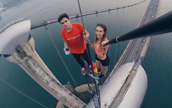 俄罗斯女孩因危险自拍走红全世界 俄罗斯女孩因危险自拍走红全世界 - 俄罗斯卫星通讯社