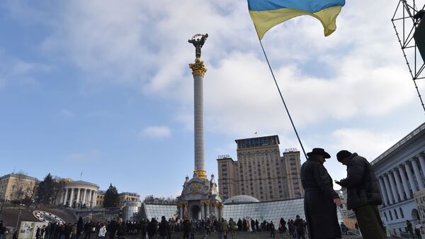 Украинский флаг на площади Независимости в Киеве - 俄罗斯卫星通讯社