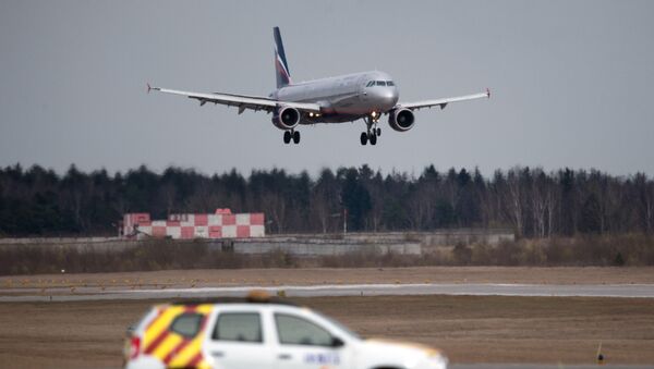 Самолет Airbus A320 авиакомпании Аэрофлот совершает посадку в международном аэропорту Шереметьево - 俄羅斯衛星通訊社