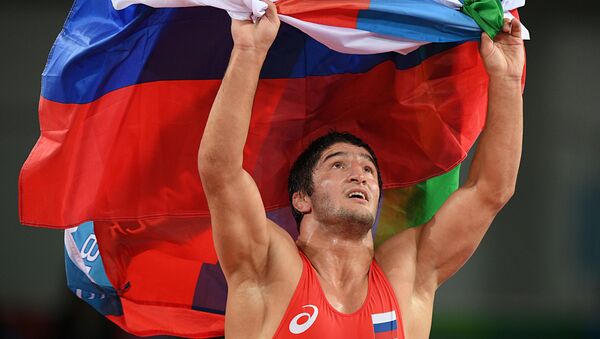 Борец Абдулрашид Садулаев с флагом России на XXXI летних Олимпийских играх - 俄罗斯卫星通讯社