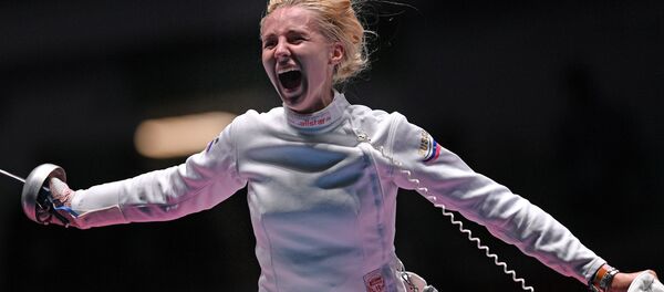 重劍團體銅牌爭奪戰對決結束後的維奧萊塔·科洛博娃 - 俄羅斯衛星通訊社