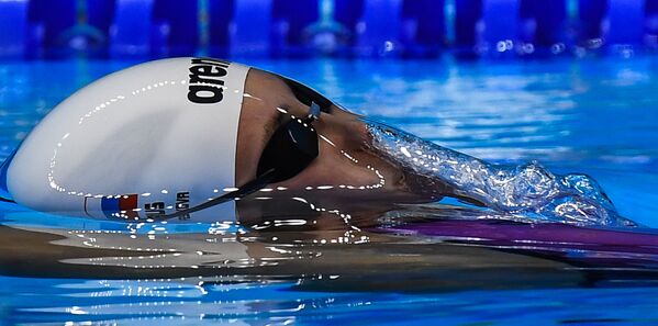 女子游泳比赛中的阿纳斯塔西娅·费西科娃 - 俄罗斯卫星通讯社