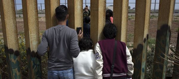 民调:48%美国人支持在美墨边境筑墙 民调:48%美国人支持在美墨边境筑墙 - 俄罗斯卫星通讯社