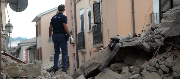 意大利阿庫莫利市長:一半城市被毀 市民被埋 意大利阿庫莫利市長:一半城市被毀 市民被埋 - 俄羅斯衛星通訊社