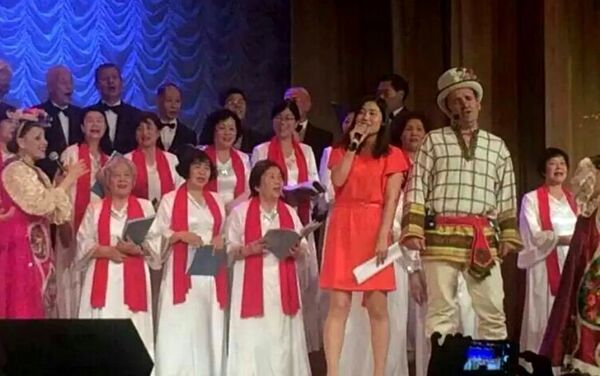 主持晚會：中國老年合唱團在莫斯科郊區梅基希市文化宮演出。 - 俄羅斯衛星通訊社