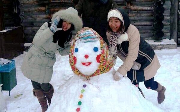 郊外別墅堆雪人 - 俄羅斯衛星通訊社