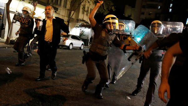 Полиция во время столкновения со сторонниками президента Бразилии Дилмы Роуссефф в Сан-Паулу - 俄罗斯卫星通讯社