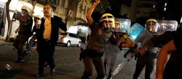 Полиция во время столкновения со сторонниками президента Бразилии Дилмы Роуссефф в Сан-Паулу - 俄罗斯卫星通讯社