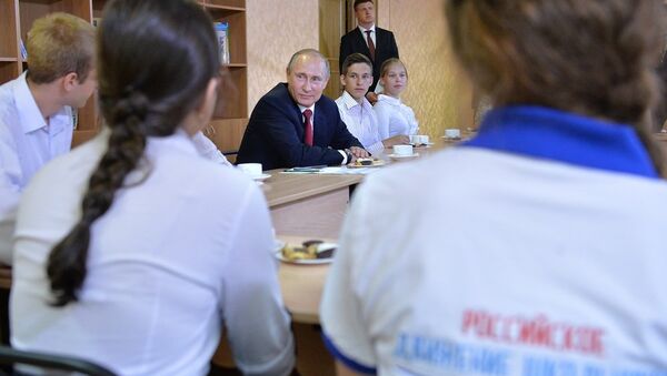 普京同中學生談論中國菜餚 普京同中學生談論中國菜餚 - 俄羅斯衛星通訊社