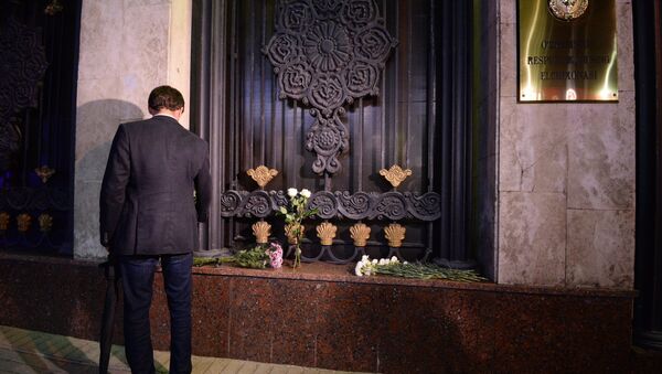 Цветы у посольства Узбекистана в Москве, в связи с кончиной Президента республики Ислама Каримова - 俄羅斯衛星通訊社