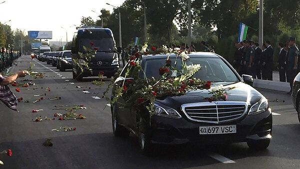撒马尔罕人在从机场到市中心送别卡里莫夫遗体的道路上洒满玫瑰花 - 俄罗斯卫星通讯社