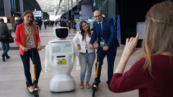 Посетители с роботом Promobot на XX Петербургском международном экономическом форуме - 俄羅斯衛星通訊社