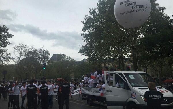 數千名華僑在巴黎市中心示威遊行反對暴力 - 俄羅斯衛星通訊社